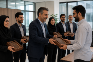 هدیه فرهنگی کارمندان؛ راهنمای انتخاب هدیهای ماندگار و ارزشمند مقایسه هدایای فرهنگی اقتصادی متوسط و نفیس برای کارکنان
